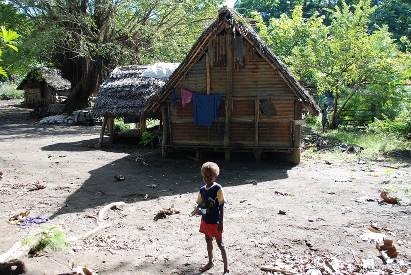 148- Un enfant de Jo devant sa case.JPG